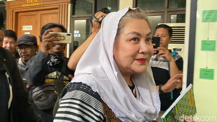 Eks Wali Kota Semarang Hevearita Gunaryanti Rahayu dan suaminya, Alwin Basri di Pengadilan Tipikor Semarang, Kecamatan Semarang Barat, Senin (21/4/2025).