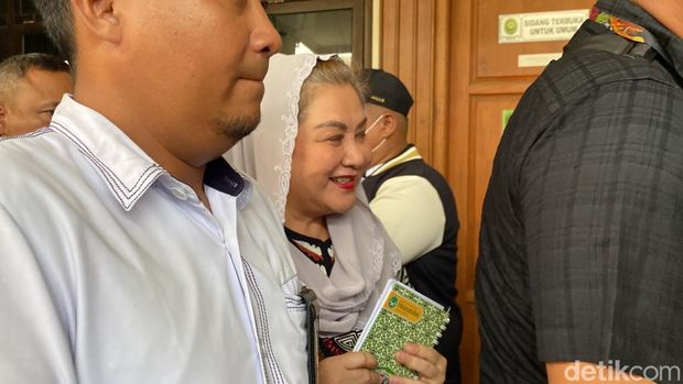 Eks Wali Kota Semarang Hevearita Gunaryanti Rahayu dan suaminya, Alwin Basri di Pengadilan Tipikor Semarang, Kecamatan Semarang Barat, Senin (21/4/2025).