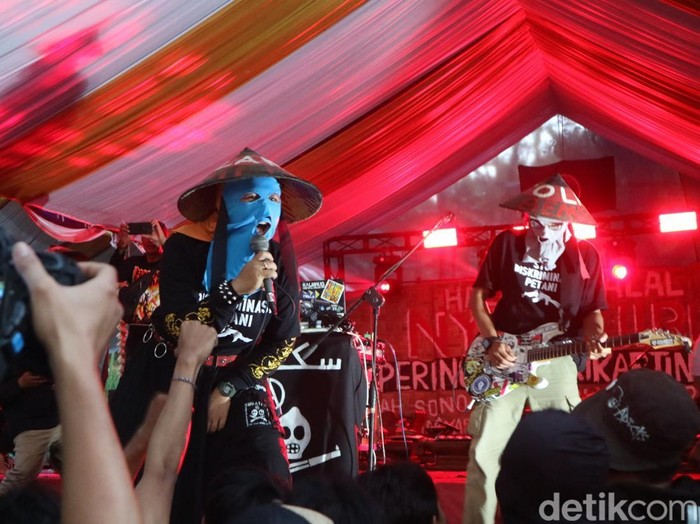 Warga Kendeng memperingati Hari Kartini dan Bumi di Omah Sonokeling, Sukolilo, Pati, Senin (21/5/2024).