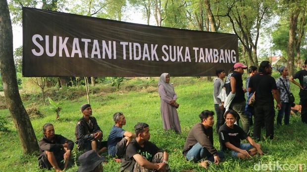 Warga Kendeng memperingati Hari Kartini dan Bumi di Omah Sonokeling, Sukolilo, Pati, Senin (21/5/2024).