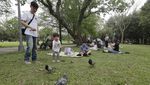 Warga Taiwan Asyik Santai di Taman Jelang Perayaan Hari Bumi
