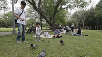 Taman-taman di Taipei dipenuhi warga selama acara pra-Hari Bumi.  