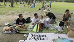 Warga Taiwan Asyik Santai di Taman Jelang Perayaan Hari Bumi