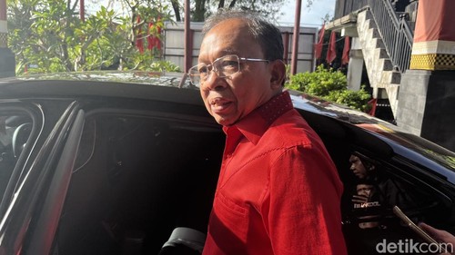 Gubernur Bali dan Ketua DPD PDIP Bali Wayan Koster seusai rakor dengan Ketua DPC PDIP di Denpasar, Senin (21/4/2025).