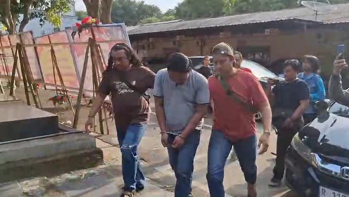 Yonsi Sasmita, saat dikeler polisi
