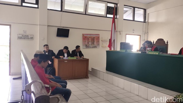 2 terdakwa pengedar narkoba tertunduk lesu saat dituntut 13 tahun penjara.
