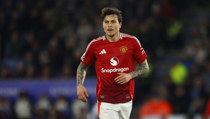 LEICESTER, ENGLAND - MARCH 16: Victor Lindelof of Manchester United looks on during the Premier League match between Leicester City FC and Manchester United FC at The King Power Stadium on March 16, 2025 in Leicester, England. (Photo by Malcolm Couzens/Getty Images)