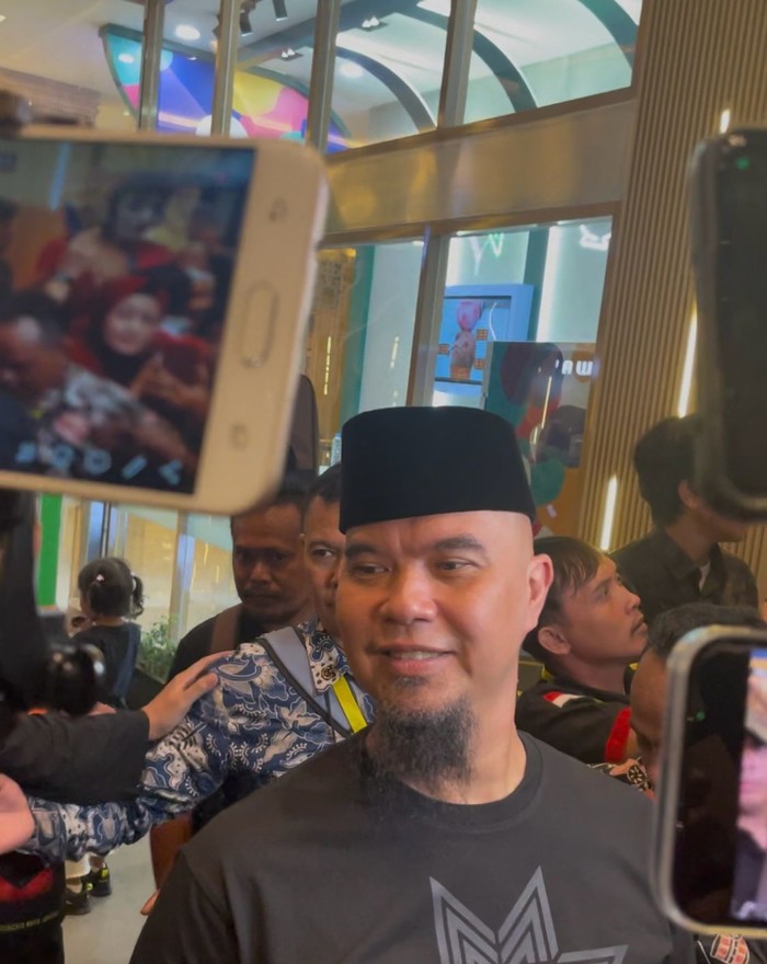 Ahmad Dhani Ahmad Dhani menanggapi rencana Rayen Pono melaporkannya terkait pemelesetan nama marga.
