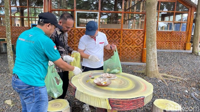 ASPPI Kalsel memilih tempat wisata Kampung Ketupat untuk dibersihkan secara bersama-sama. Sebab, Kampung Ketupat merupakan salah satu destinasi wisata yang sempat vakum.