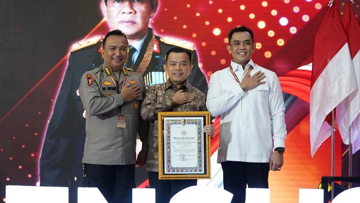 Al Haris dapat penghargaan dari Kapolri