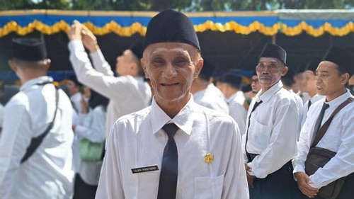 Aladi Pristiono setelah dilantik sebagai PPPK oleh Wali Kota Mataram, Mohan Roliskana, di kantor Wali Kota Mataram, Selasa (22/4/2025). Ia akan pensiun pada tahun depan karena berusia 58 tahun.