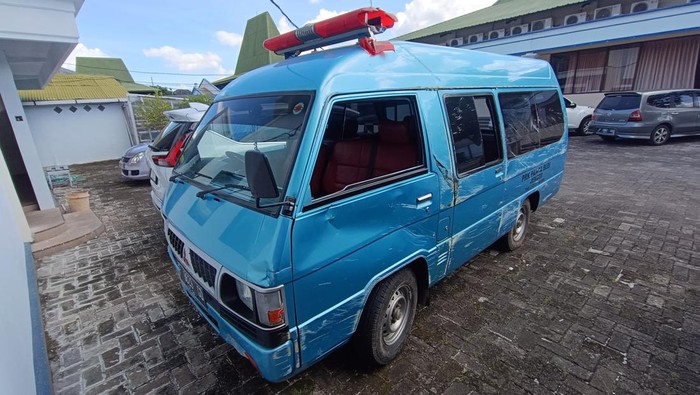 Ambulans jenazah yang terguling gegara hindari motor di Jember.