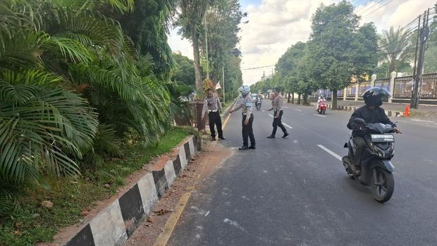 Ambulans pengangkut jenazah terguling usai hindari pemotor di Jember.