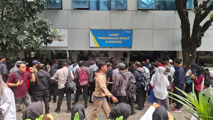 Antrean warga untuk melamar sebagai PPSU (Belia/detikcom)