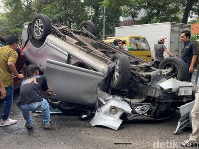 Penampakan  Avanza Terbalik gegara Pecah Ban di Surabaya