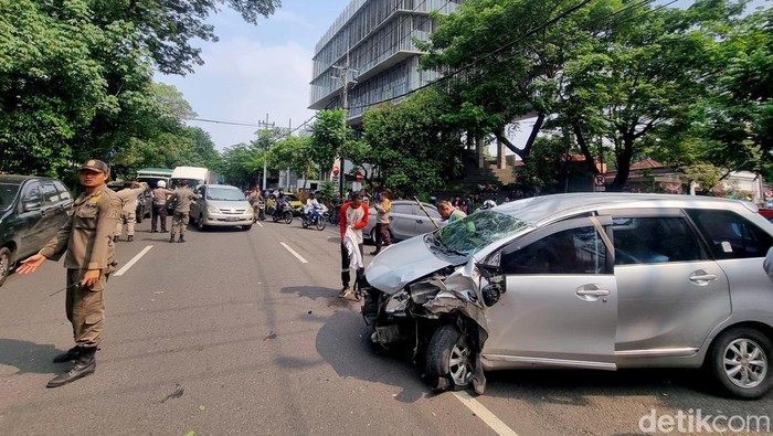 Avanza Terbalik gegara Pecah Ban di Surabaya Avanza Terbalik gegara Pecah Ban di Surabaya