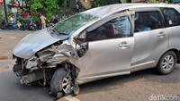 Ketika ban Avanza pecah, mobil berwarna silver itu kemudian naik ke atas trotoar. Setelah itu Avanza menabrak Honda Jazz L 1344 VU yang terparkir di kiri jalan.