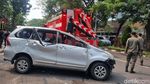 Penampakan  Avanza Terbalik gegara Pecah Ban di Surabaya