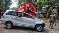 Setelah menabrak Jazz, kemudian Avanza kemudian terbalik. Saat terbalik, mobil tersebut mengenai Mazda merah bernopol L 1152 ABZ. Diketahui total korban ada 6 orang. 4 orang dari Avanza, lalu 1 orang dari Jazz, dan Mazda 1 orang.