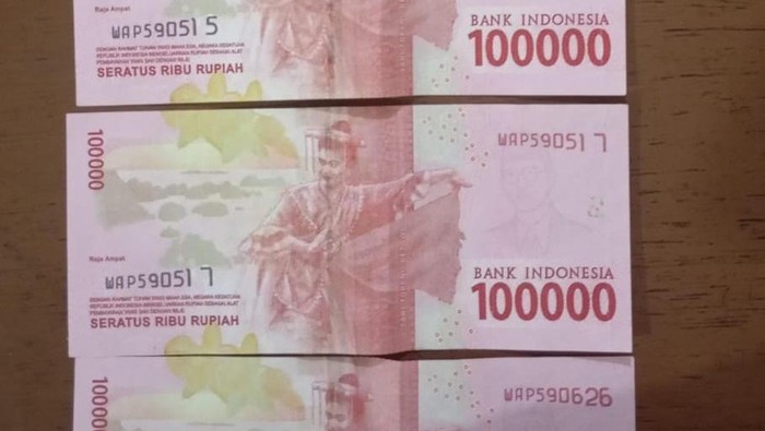 Barang bukti lima lembar uang palsu (upal) milik tersangka ES (41), warga Pakis, Kabupaten Magelang, Selasa (22/4/2025).
