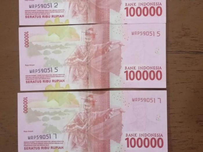 Barang bukti lima lembar uang palsu (upal) milik tersangka ES (41), warga Pakis, Kabupaten Magelang, Selasa (22/4/2025).