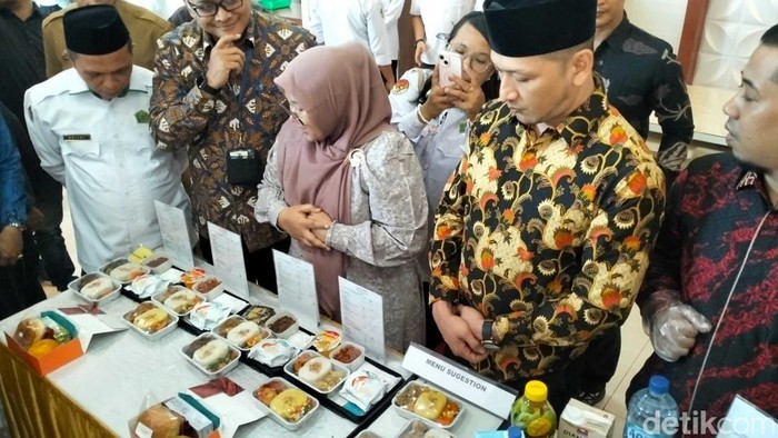Berbagai jenis menu yang akan disajikan ke jemaah dihadirkan saat uji coba yang berlangsung di Asrama Haji Embarkasi Aceh di Banda Aceh. (Agus Setyadi/detikSumut)
