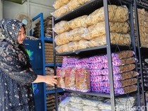 Cebbhing Manis, Bisnis Kerupuk Mentah Pamekasan Raup Cuan Puluhan Juta