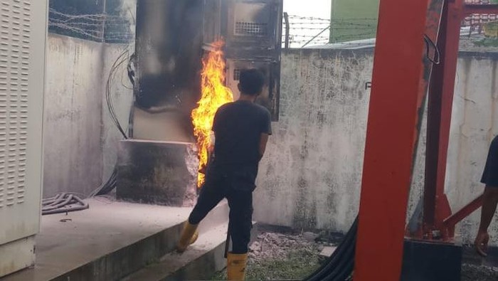 BTS meledak dan terbakar di Cirebon