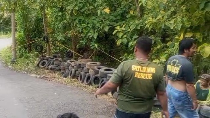 Tumpukan ban bekas yang terpasang Jalan menuju Bukit Paralayang di Girijati, Purwosari, Gunungkidul.