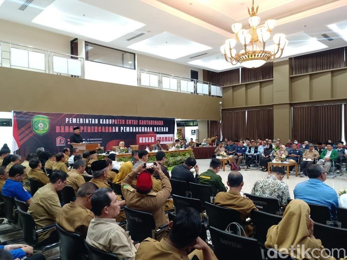 Bupati Kukar Edi Damansyah memaparkan pencapaian pengentasan kemiskinan dalam Musrenbang 2025