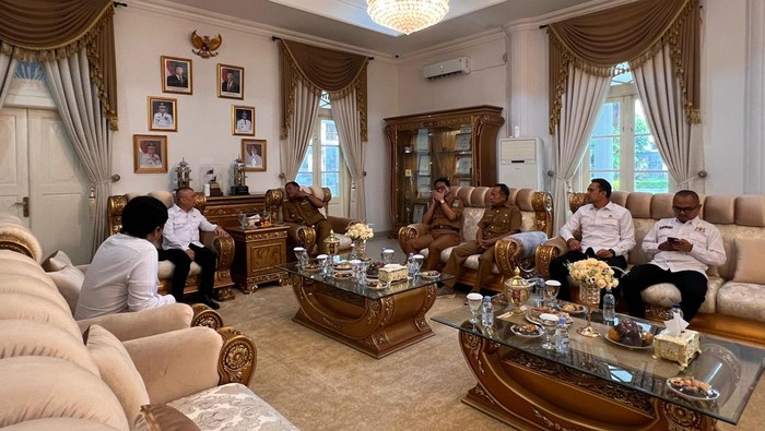 Bupati Majalengka Eman Suherman dengan Menteri Perhubungan (Menhub) Dudy Purwagandhi saat di Pendopo Majalengka