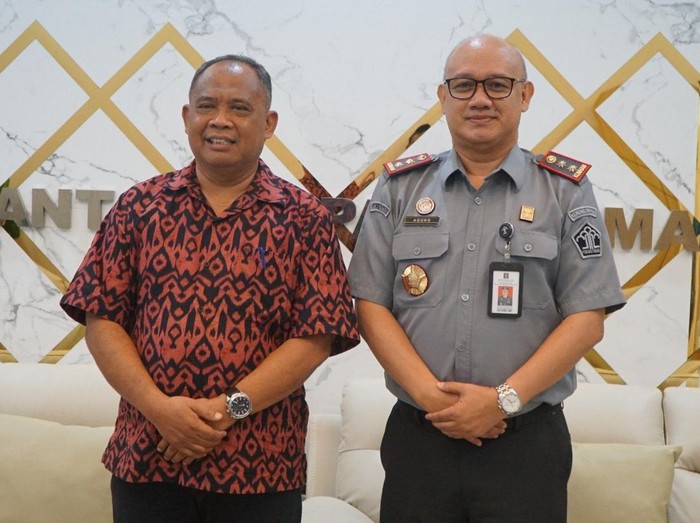 Bupati Sleman Harda Kiswaya menemui Kepala Kanwil Kemenkum DIY, Agung Rektono Seto, terkait merek anggur merah Kaliurang, Selasa (22/4/2025).