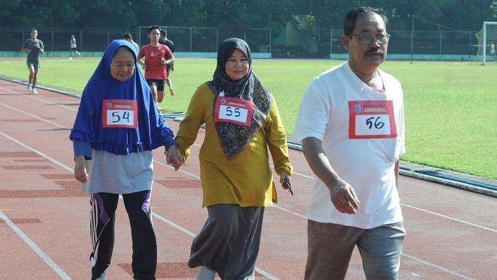 Calon Jemaah Haji Salatiga Jalani Tes Kebugaran Dua jamaah calon haji mengecek tekanan darah saat tes kebugaran di Stadion Kridanggo, Salatiga, Jawa Tengah, Selasa (22/4/2025). Kementerian Agama Kota Salatiga bekerja sama dengan Dinas Kesehatan Kota Salatiga menggelar tes kebugaran bagi jamaah calon haji Kota Salatiga untuk mengecek kesehatan dan melatih fisik sebelum menunaikan ibadah haji 2025. ANTARA FOTO/Aloysius Jarot Nugroho/rwa.