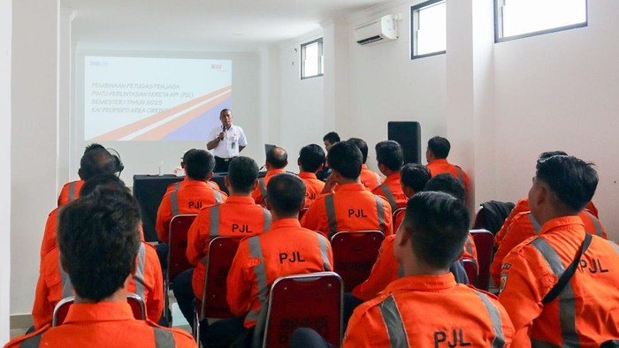 KAI Properti menggelar pelatihan intensif bagi para Petugas Jaga Lintasan (PJL) untuk meningkatkan keselamatan di perlintasan kereta api sebidang. Pelatihan yang diadakan di Kantor Balai Yasa Mekanik Cirebon Prujakan berlangsung mulai 21 hingga 25 April 2025 dan diikuti 209 total peserta dari area 3 Cirebon.