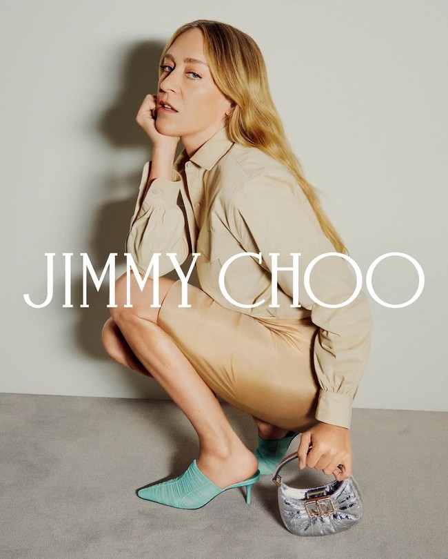 Dikonsep oleh duo kreatif berbasis di Paris, Ezra Petronio dan Lana Petrusevych dari Petronio Associates, kampanye ini menghadirkan visual minimalis, tapi dengan menonjolkan palet yang vibrant. Fokus utama diarahkan pada gaya ikonis Chloe serta model sepatu, tas, dan kacamata andalan dari koleksi ini. (Foto: Dok. Jimmy Choo)