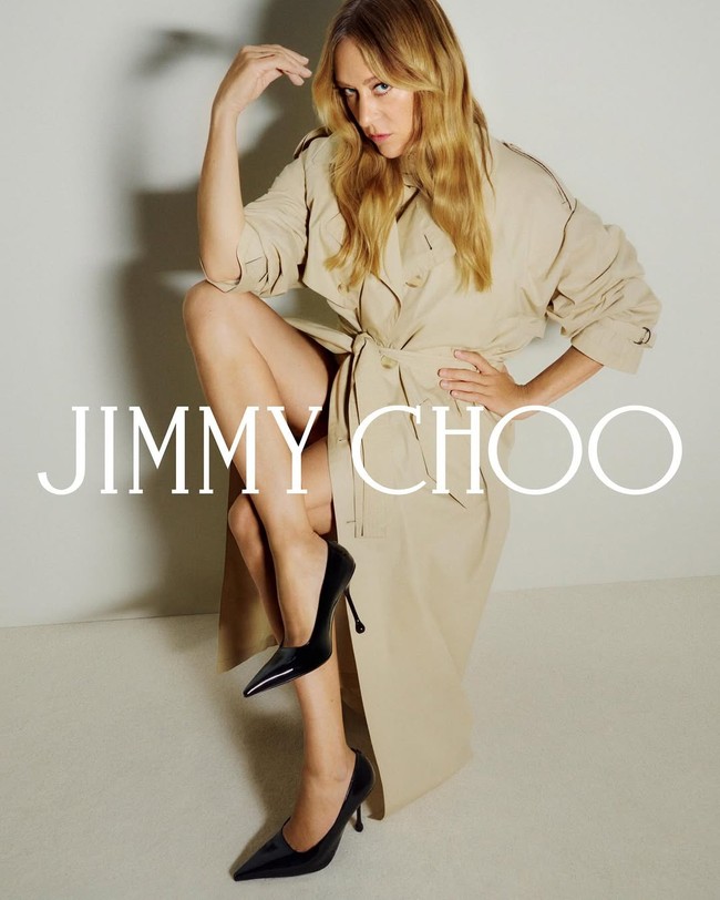 Menurut saya, kebebasan berekspresi dalam fashion sangatlah kuat. Mengenakan sepatu hak tinggi atau meraih tas favorit bisa menjadi pengalaman yang transformatif. Jimmy Choo selalu bermain dengan konsep glamor dan menyajikannya secara segar dan modern, ujar perempuan 50 tahun ini. (Foto: Dok. Jimmy Choo)