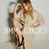 Menurut saya, kebebasan berekspresi dalam fashion sangatlah kuat. Mengenakan sepatu hak tinggi atau meraih tas favorit bisa menjadi pengalaman yang transformatif. Jimmy Choo selalu bermain dengan konsep glamor dan menyajikannya secara segar dan modern, ujar perempuan 50 tahun ini. (Foto: Dok. Jimmy Choo)