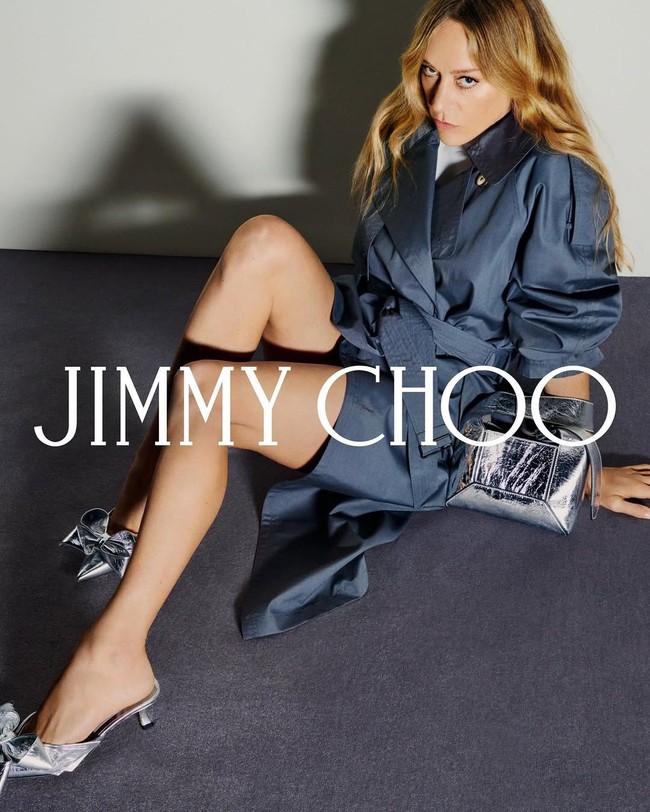 Ada sesuatu yang tak lekang dari aura Chloe Sevigny. Sosok yang tak pernah benar-benar hilang dari radar, aktris yang mengawali kariernya sebagai model ini hadir kembali dengan versi dirinya yang lebih jujur, lebih matang sebagai wajah kampanye terbaru Jimmy Choo untuk koleksi musim semi 2025.  (Foto: Dok. Jimmy Choo)