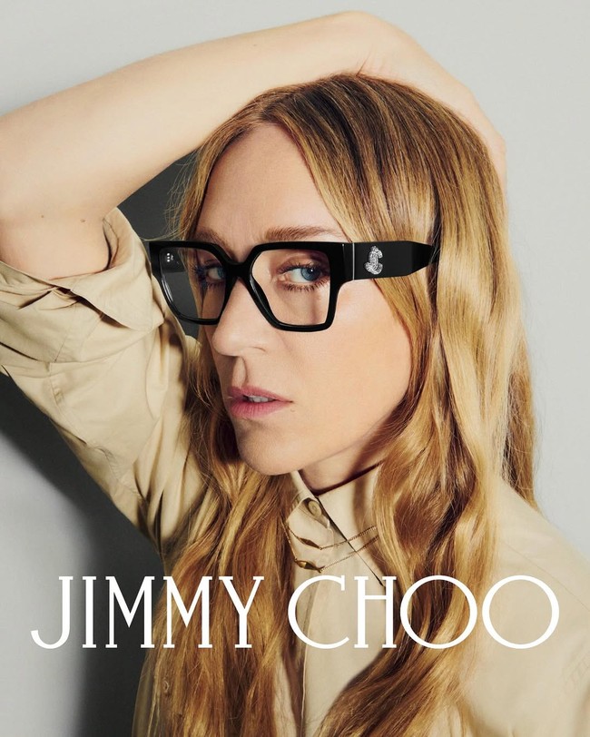 Dikenal lewat peran-peran berani dalam film ‘Kids’, ‘Boys Don’t Cry’, serta serial ‘Big Love’ dan ‘Monsters’, peraih nominasi Academy Award ini menghadirkan karisma dan energi kreatif khasnya ke dalam kampanye ini. Dengan gaya yang santai dan percaya diri, ia menantang konvensi tentang makna glamor dan menawarkan interpretasi baru yang lebih personal. (Foto: Dok. Jimmy Choo)