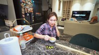 Dapur yang menyatu dengan meja makan ini juga bersebelahan dengan ruang keluarga. Jadi, mereka bisa bersantap dan berkumpul sambil nonton TV. Foto: YouTube Qiss You TV