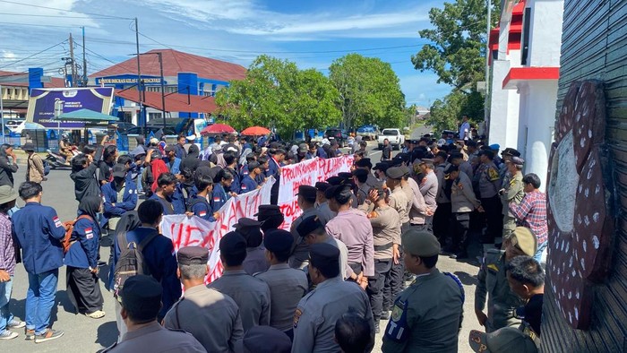 Demo mahasiswa di Kantor Gubernur Bengkulu menolak tambang emas di Seluma.