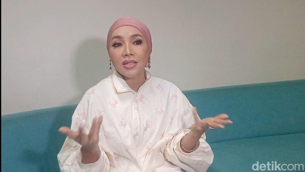 Kata Dewi Gita Disebut Jilat Ludah Sendiri Akhirnya Operasi Bawah Mata