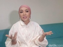 Kata Dewi Gita Disebut Jilat Ludah Sendiri Akhirnya Operasi Bawah Mata