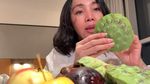 Potret Dewi Gita Cicip Es Krim Durian hingga Nasi Mandhi