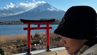 Saat liburan ke Jepang beberapa waktu lalu, Dewi Gita pernah berpose dengan latar belakang Gunung Fuji. Ia berpose sambil membawa satu cone es krim vanila. Foto: Instagram @dewigita01