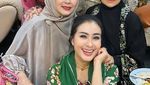 Potret Dewi Gita Cicip Es Krim Durian hingga Nasi Mandhi