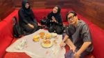 Potret Dewi Gita Cicip Es Krim Durian hingga Nasi Mandhi
