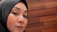 Saat umrah beberapa waktu lalu bersama keluarga, Dewi Gita mengunjungi sebuah restoran dan menikmati hidangan nasi mandhi. Nasi mandhi itu disajikan dengan kambing panggang. Foto: Instagram @dewigita01