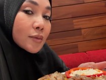 Potret Dewi Gita Cicip Es Krim Durian hingga Nasi Mandhi