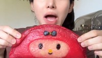 Makanan unik seperti cireng bertema Sanrio menarik perhatiannya. Dilan tak sabar melahap seluruh karakter cireng yang menggemaskan. Foto: Instagram/dilanjaniyar